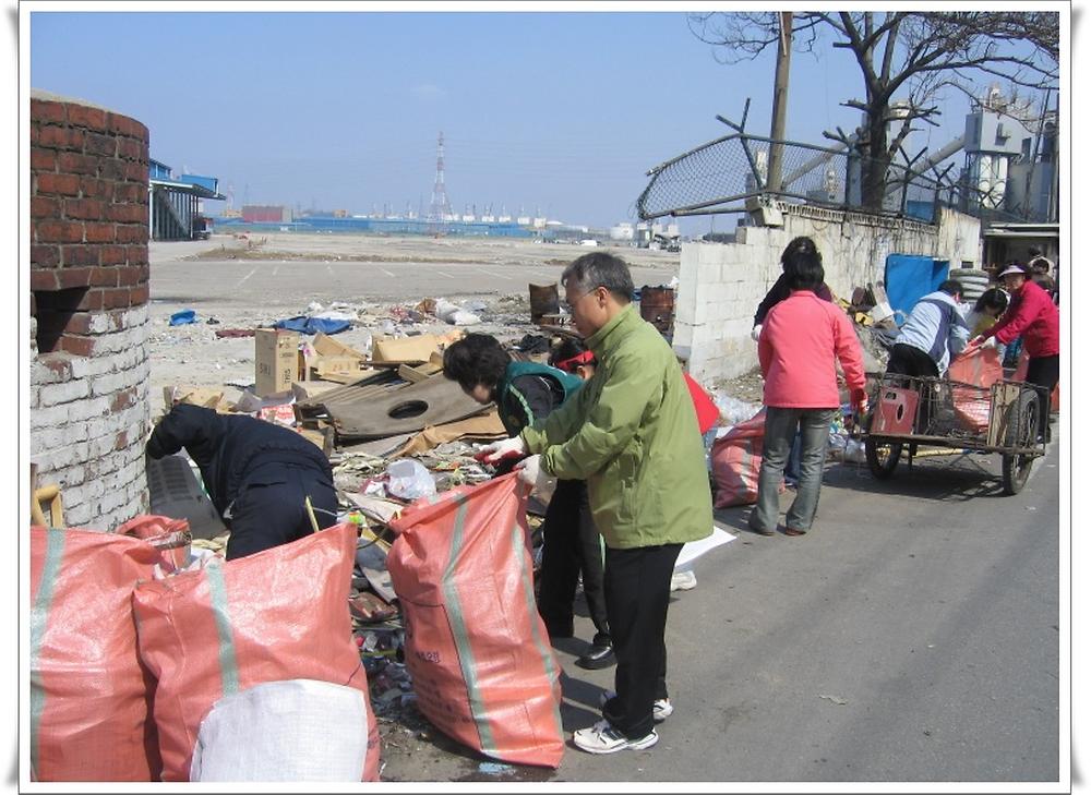 만석부두 쓰레기 정비 중 사진