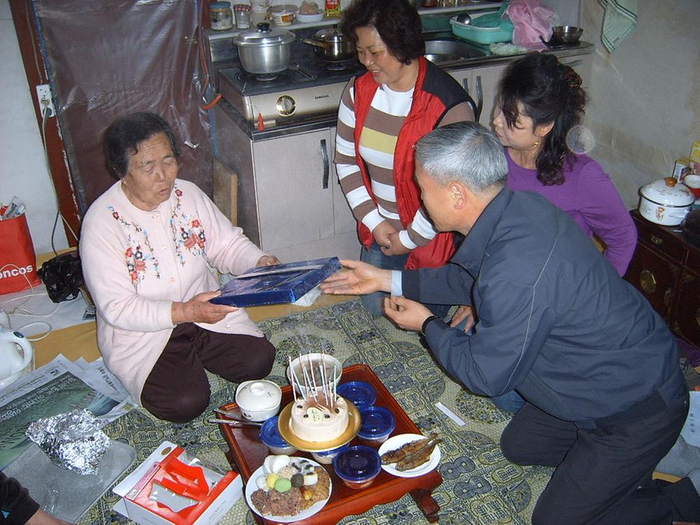 홀몸어르신 생일상 차려드리기 사진