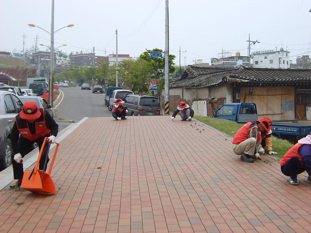 환경지킴이 활동사진(가로변 보도블럭을 깨끗하게!!) 사진