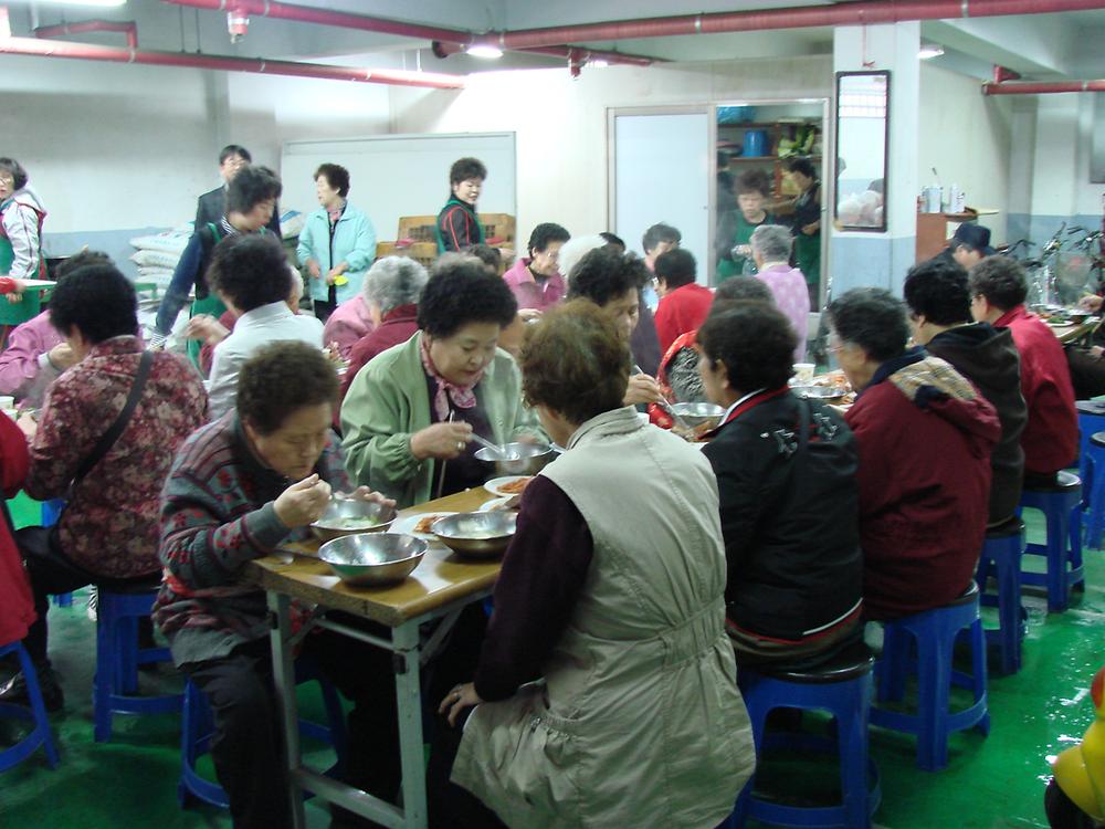 독거노인과 함께하는 점심식사 사진
