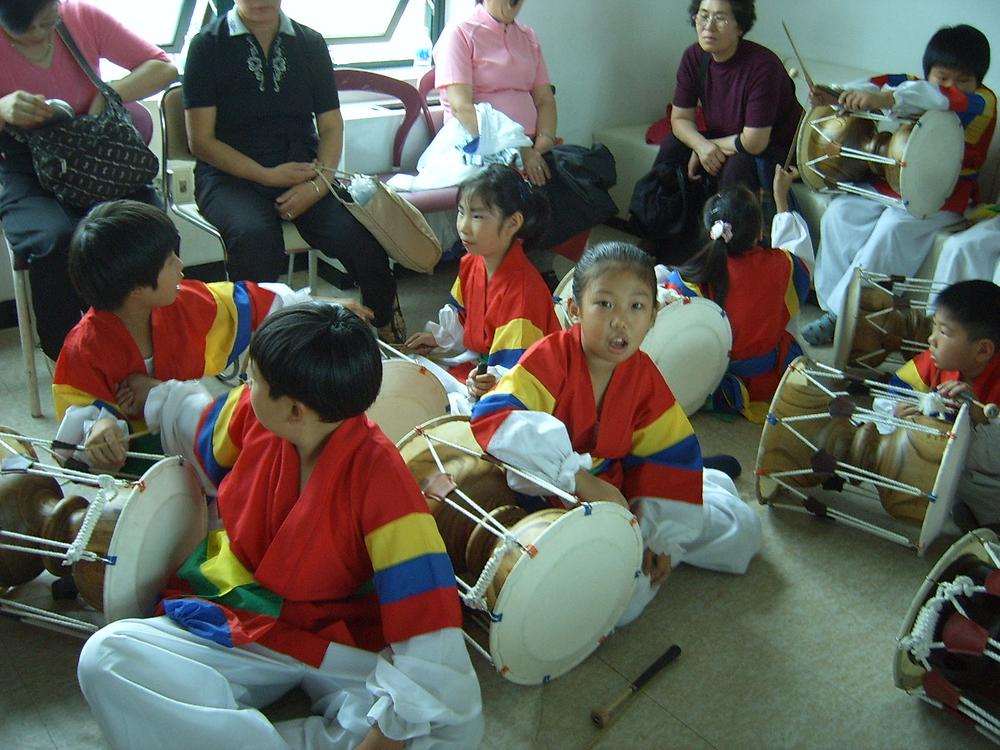 2008년 주민자치센터 수강생 경연대회 사진입니다(차례를 기다리는 중) 사진
