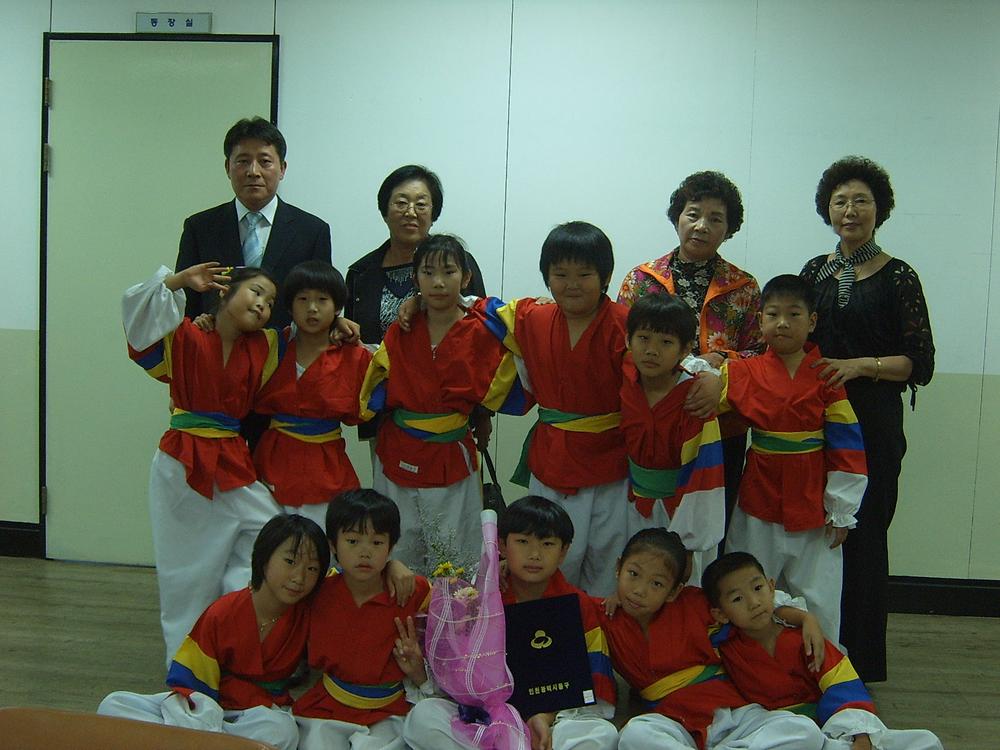 경연대회 기념촬영(참가자, 선생님,동장님, 주민자치부위원장님, 바르게위원장님과 함께) 사진