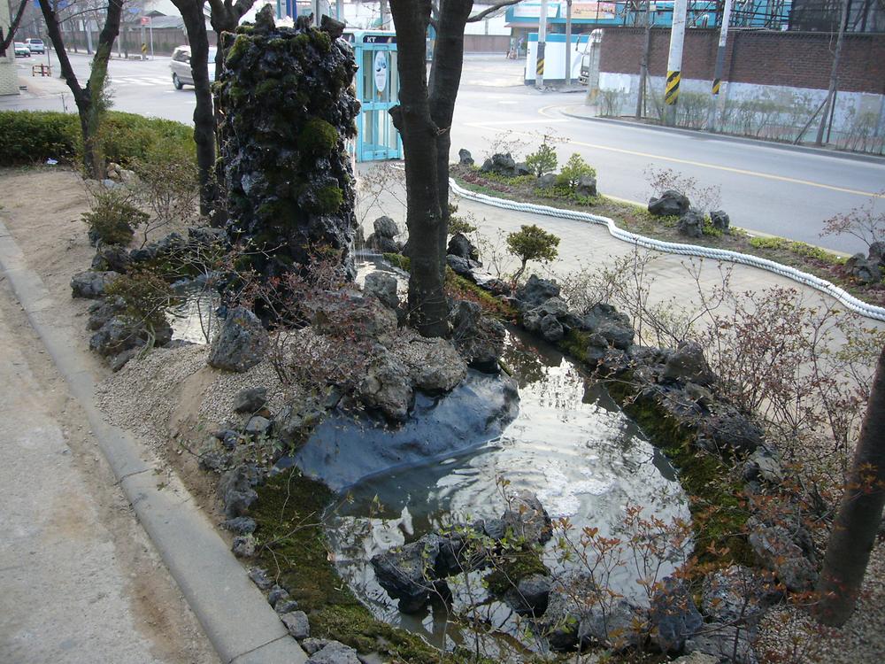 동청사 옆 인공폭포와 로프화단 사진