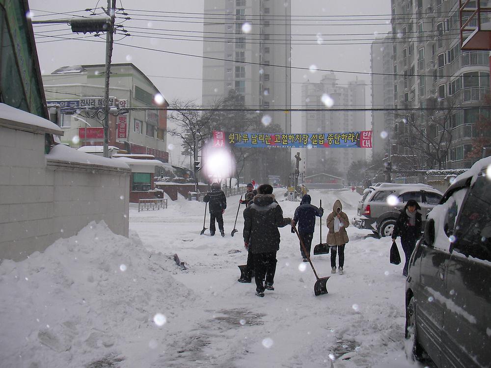 2010.1.4 만석동 관내 제설작업 실시 사진