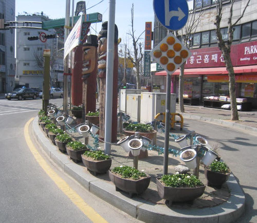 배다리삼거리 교통섬과 가로변에 펜지 등 봄꽃 식재 사진
