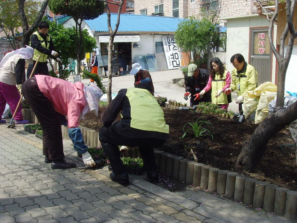 희망과 나눔으로 푸른마을 가꾸기 꽃심기 행사 3(송현학교길앞) 사진