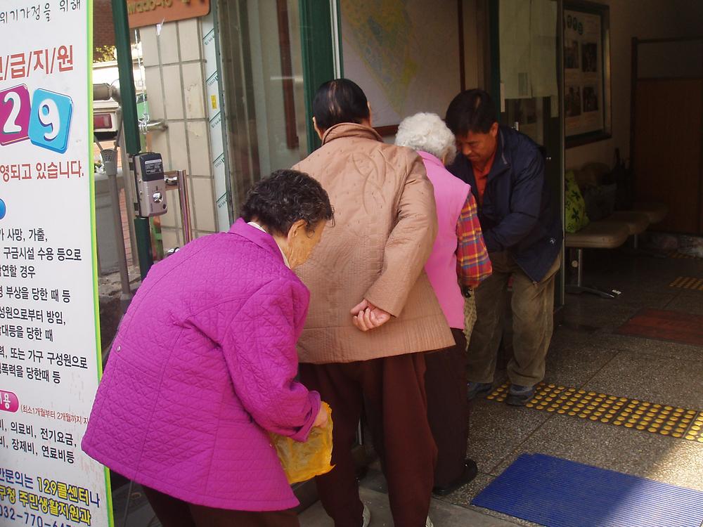 사랑의 뒤주쌀 나누기(4.30) 사진