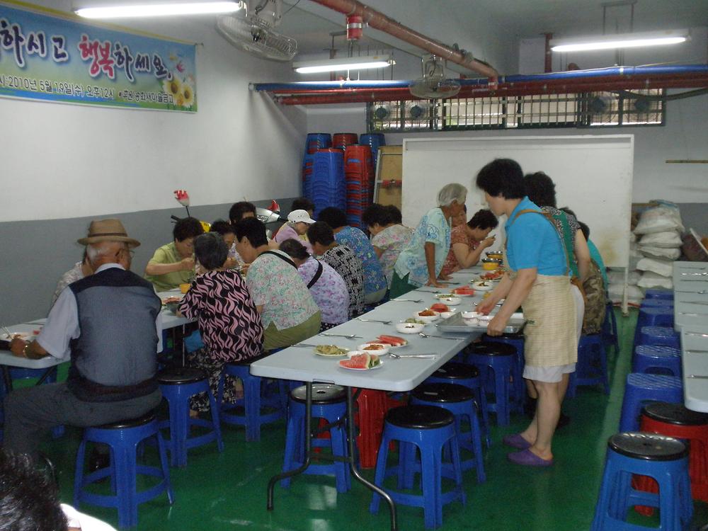 화수2동 새마을부녀회 어르신 식사 대접 사진