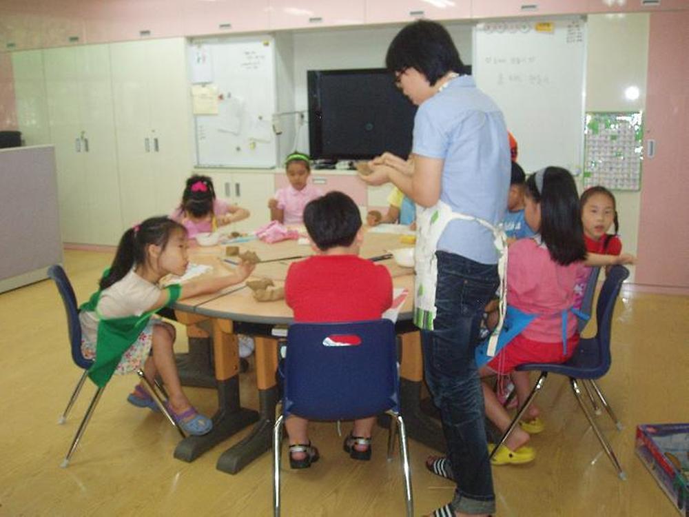 장애아동을 위한 무료 도자기 교실 개최 사진