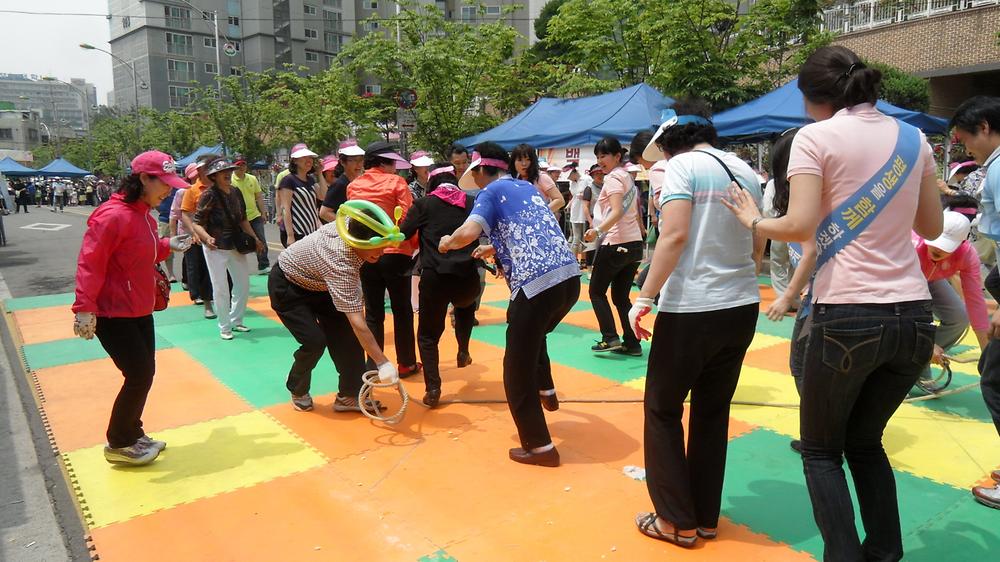 동민의날 쳉육행사(청,백 시합중) 사진