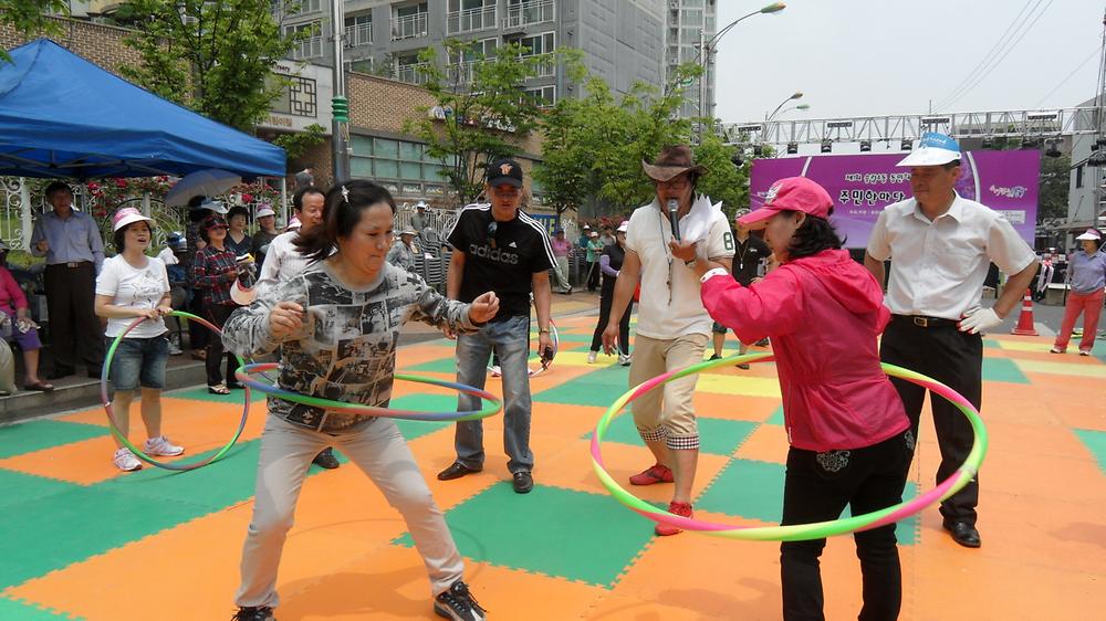 동민의날 체육행사(훌라후프돌리기 청팀,백팀) 사진