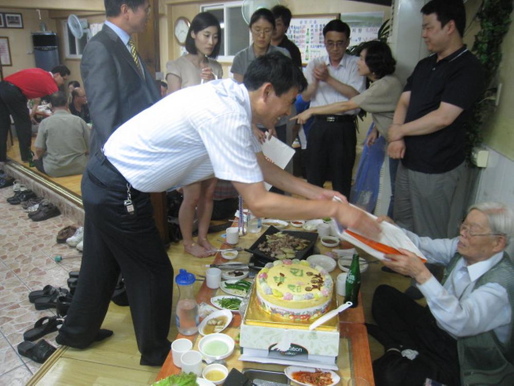 독거노인 생신잔치 사진