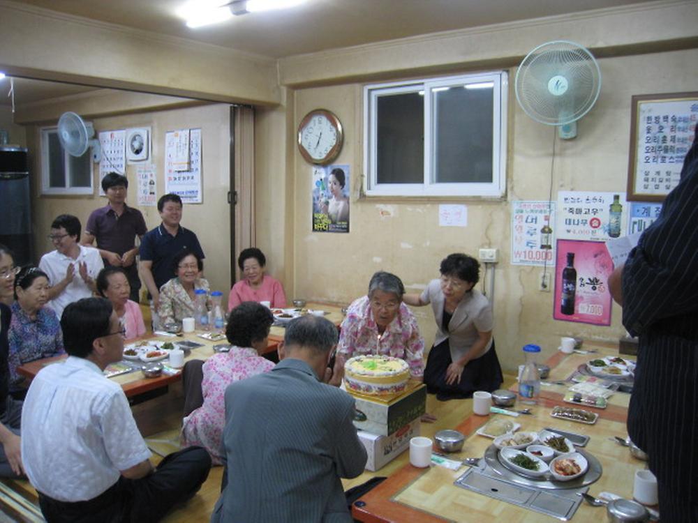독거노인 생신잔치 사진