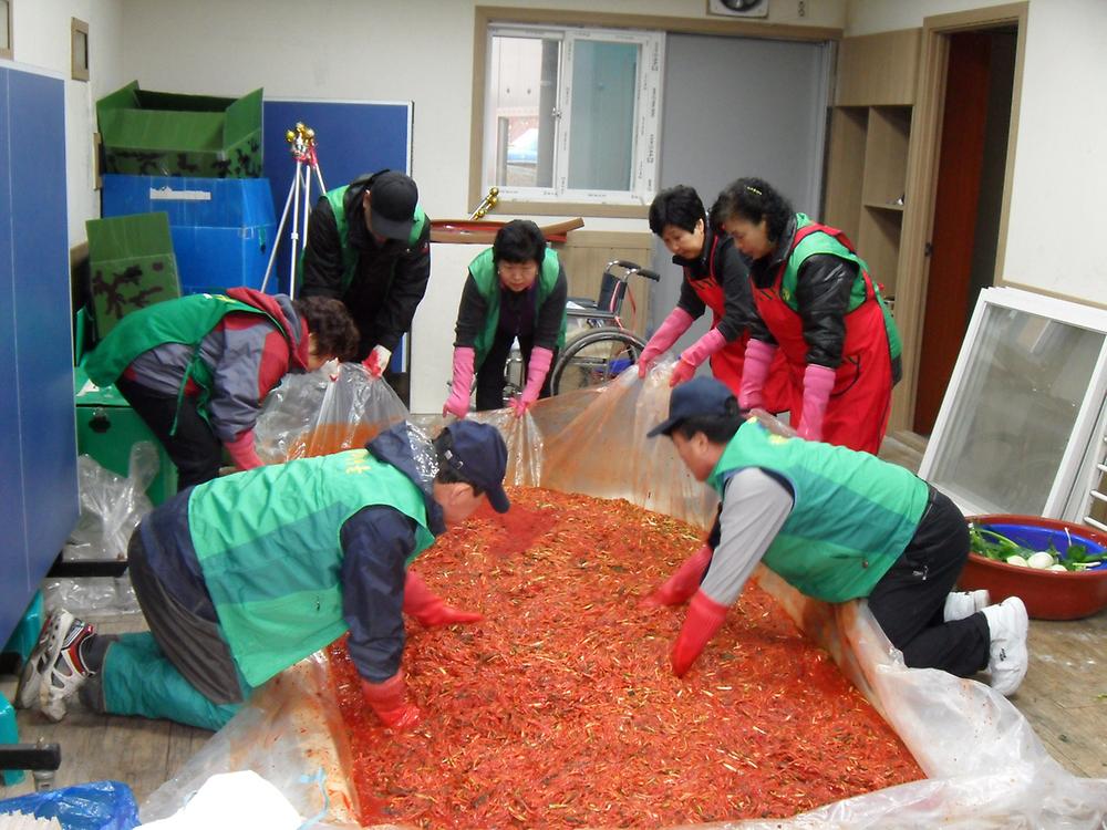 사랑의 김장담그기 행사 개최 사진