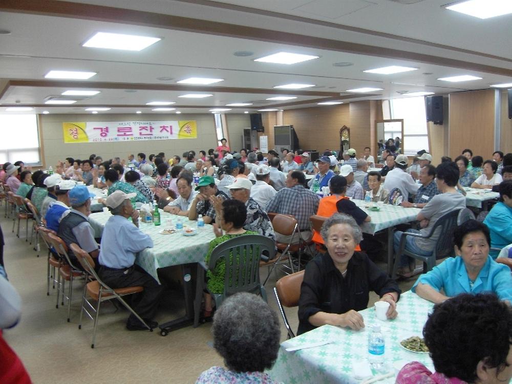 2012년 사랑의 경로잔치 개최(새마을부녀회 주관) 사진