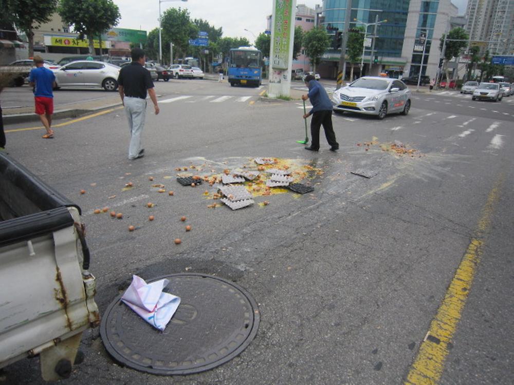 (07.19.)박문로타리 계란차량 사고로 인해 오염된 도로 청소 사진