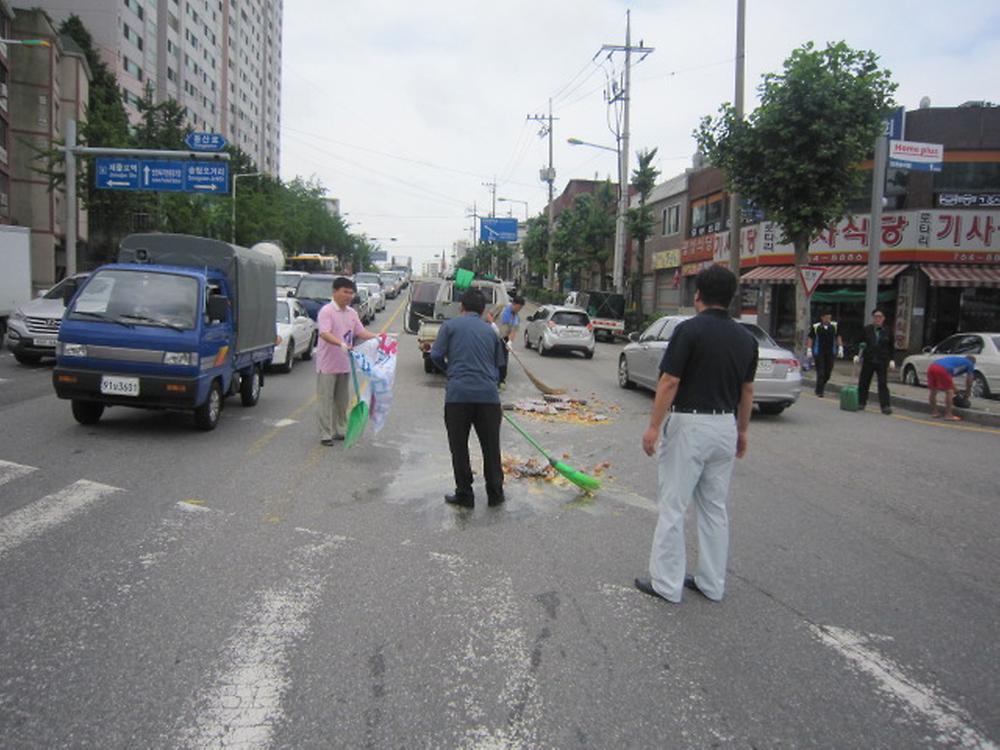 (07.19.)박문로타리 계란차량 사고로 인한 도로 청소 사진