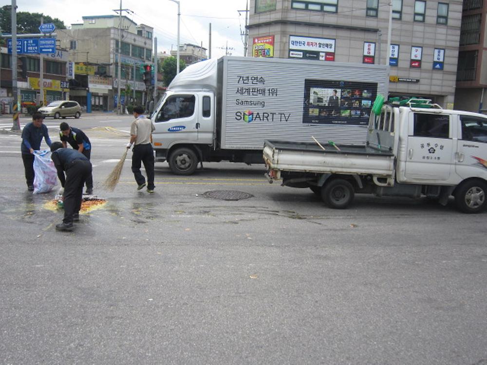 (07.19.)박문로타리 계란차량 사고로 인한 도로 청소 사진