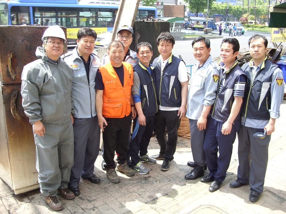 송림6동 의용소방대, 송림6동직원 함께 화재현장 복구 사진
