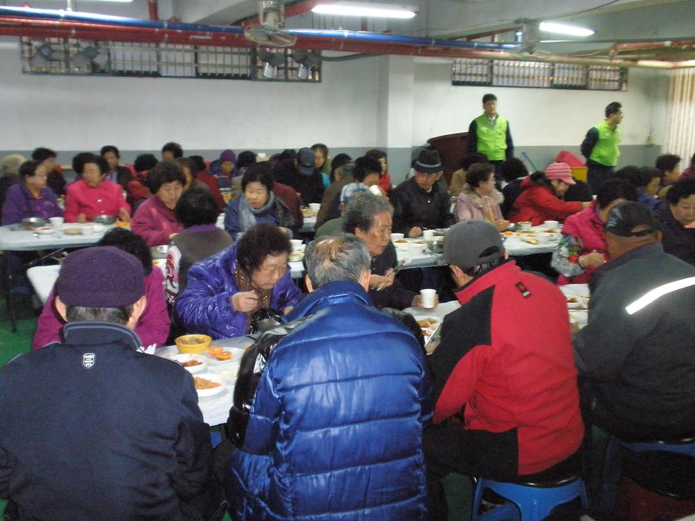 새마을부녀회 11월 어르신점심대접 사진