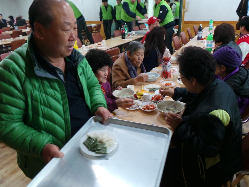 새마을부녀회 무료급식행사(2014년 2월 28일) 사진