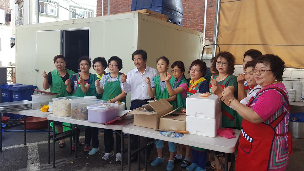 주민들을 위해 항상 애쓰시는 동구청장님과 송림4동 새마을부녀회 회원들 사진