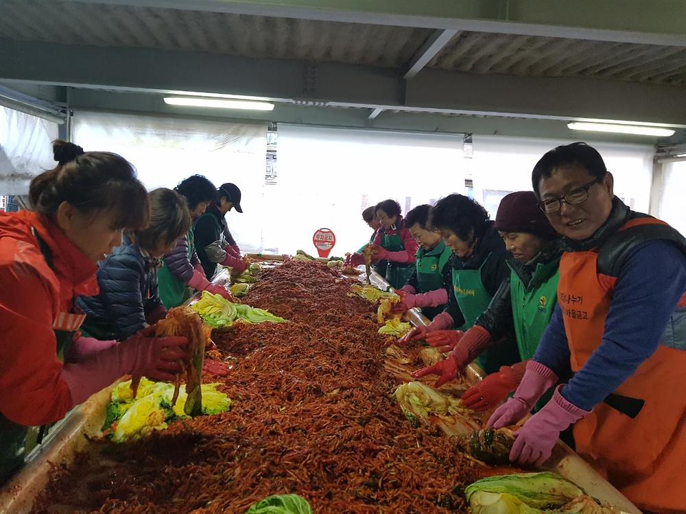 송림6동 새마을부녀회, 사랑의 김장 나누기  사진