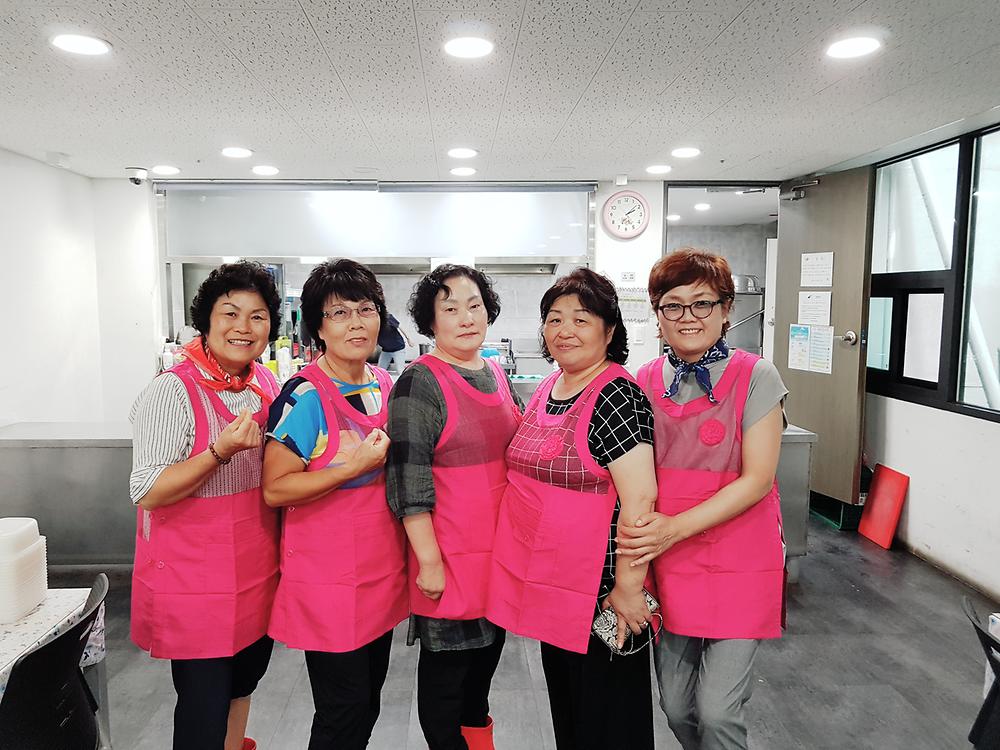영양죽 조리 및 배달 모습 사진