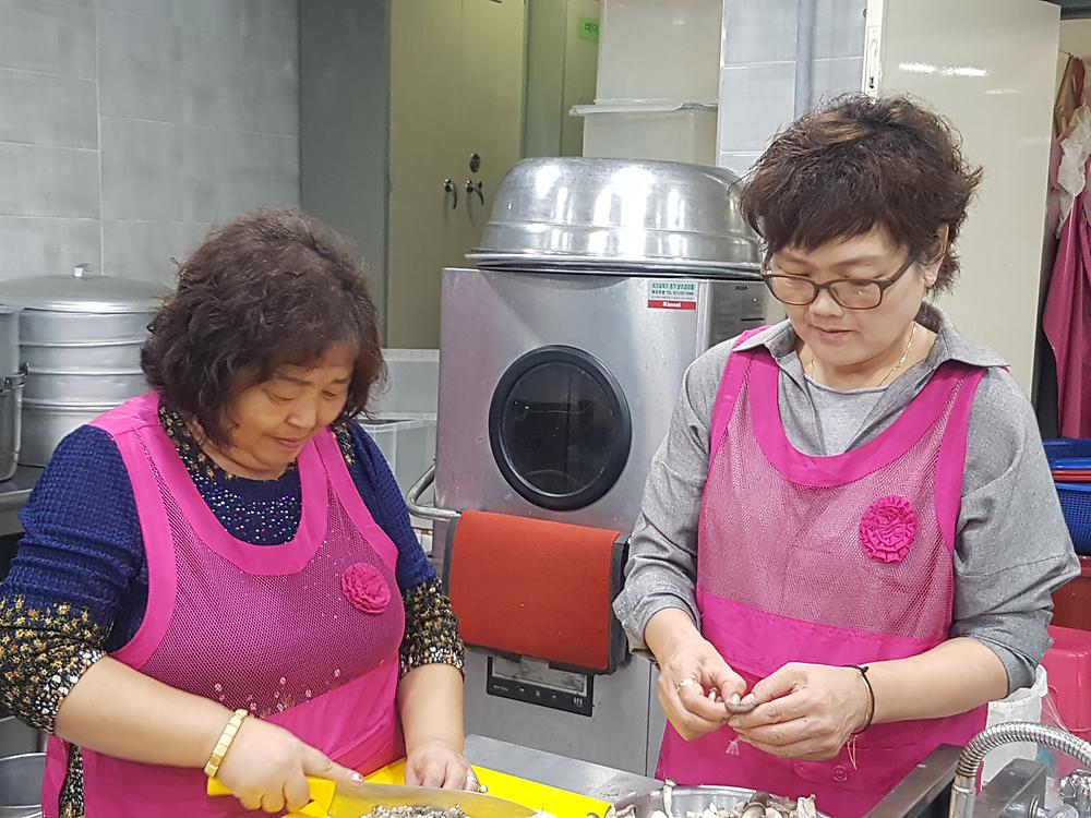 송림1동 지역사회보장협의체 죽조리 및 배달 모습 사진