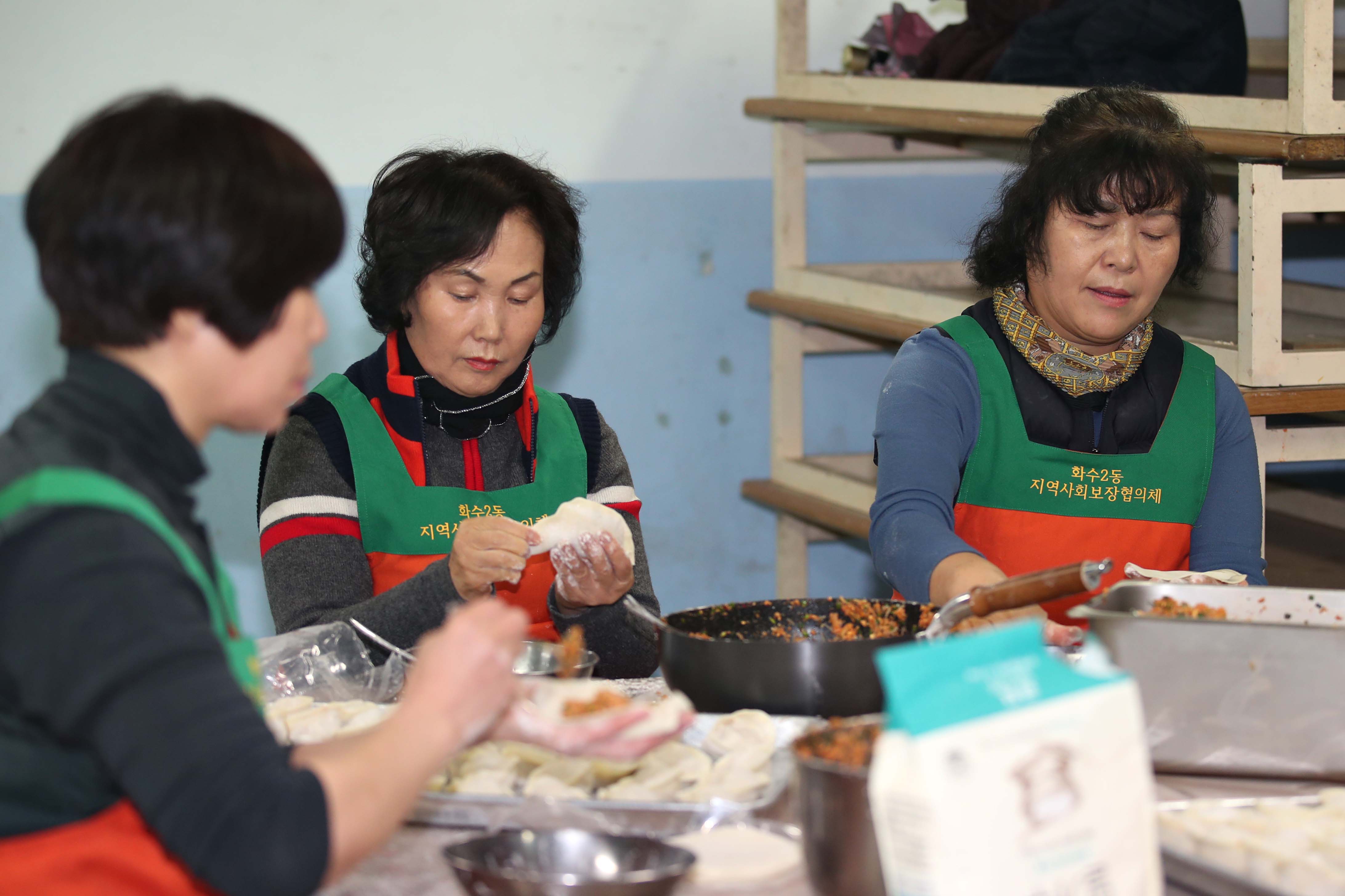 20191226_화수2동_사랑나눔_만두빚기8.jpg 이미지