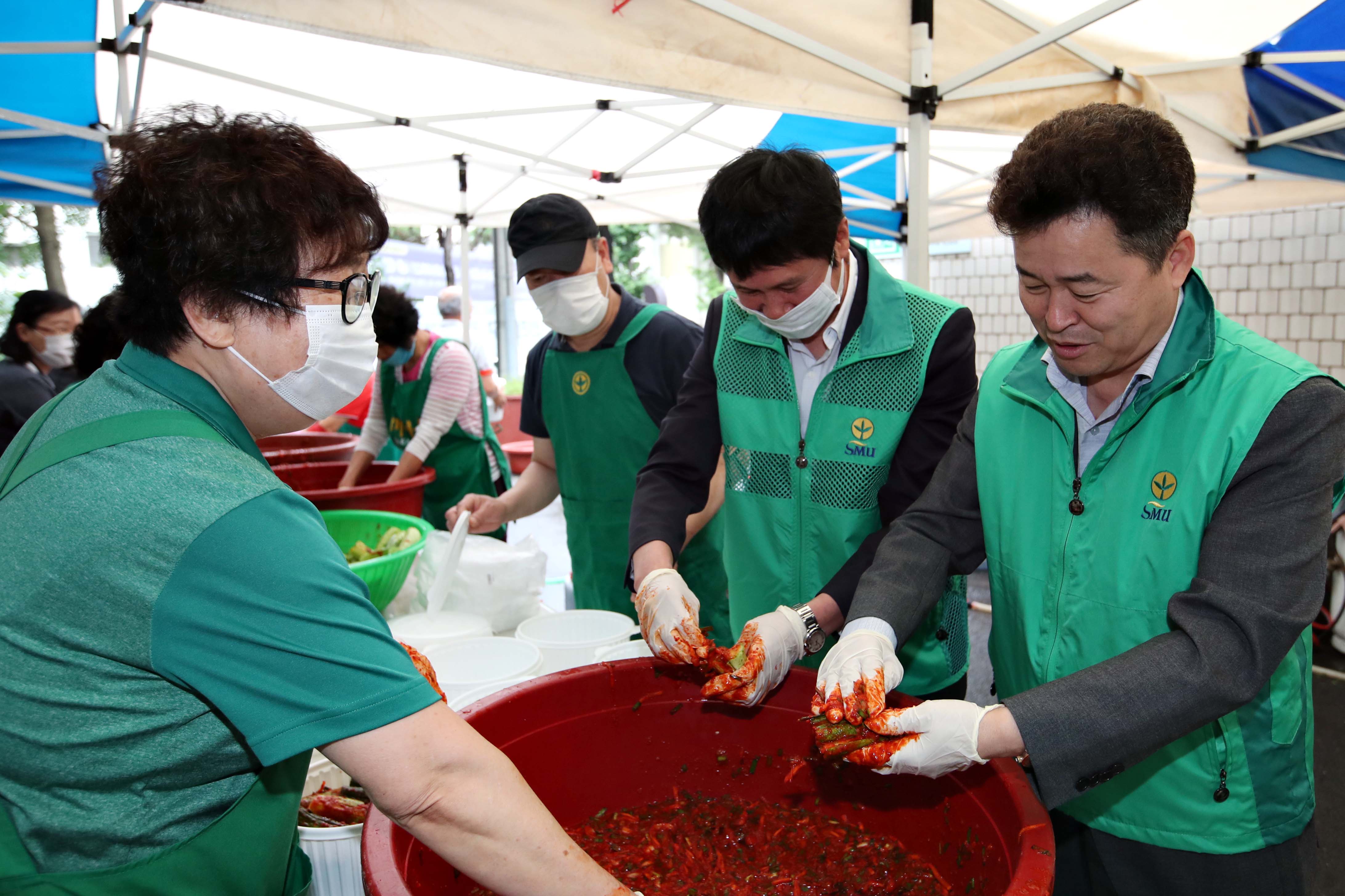 20200625_송현3동_코로나19_극복_오이소박이_나눔10.jpg 이미지