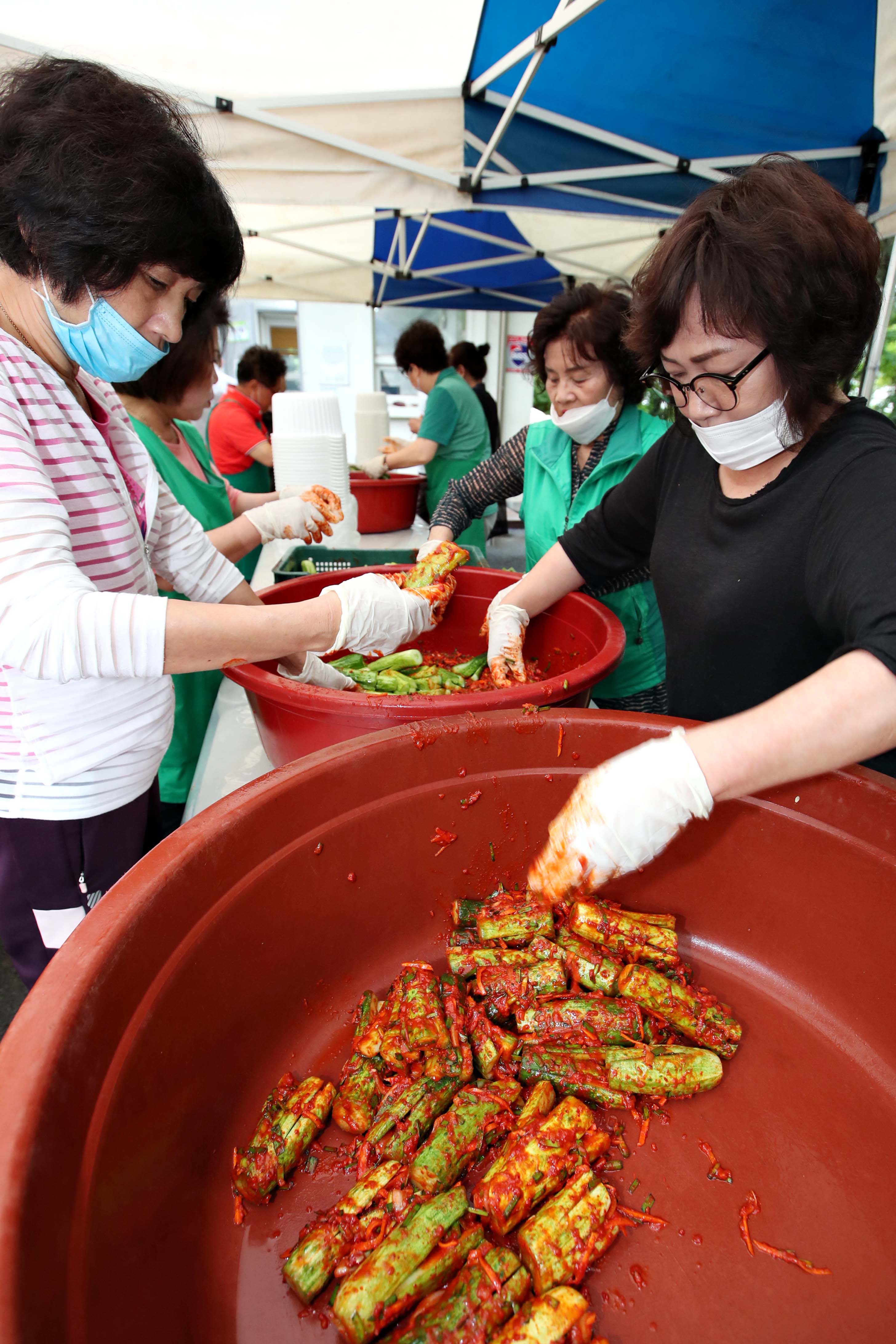 20200625_송현3동_코로나19_극복_오이소박이_나눔15.jpg 이미지