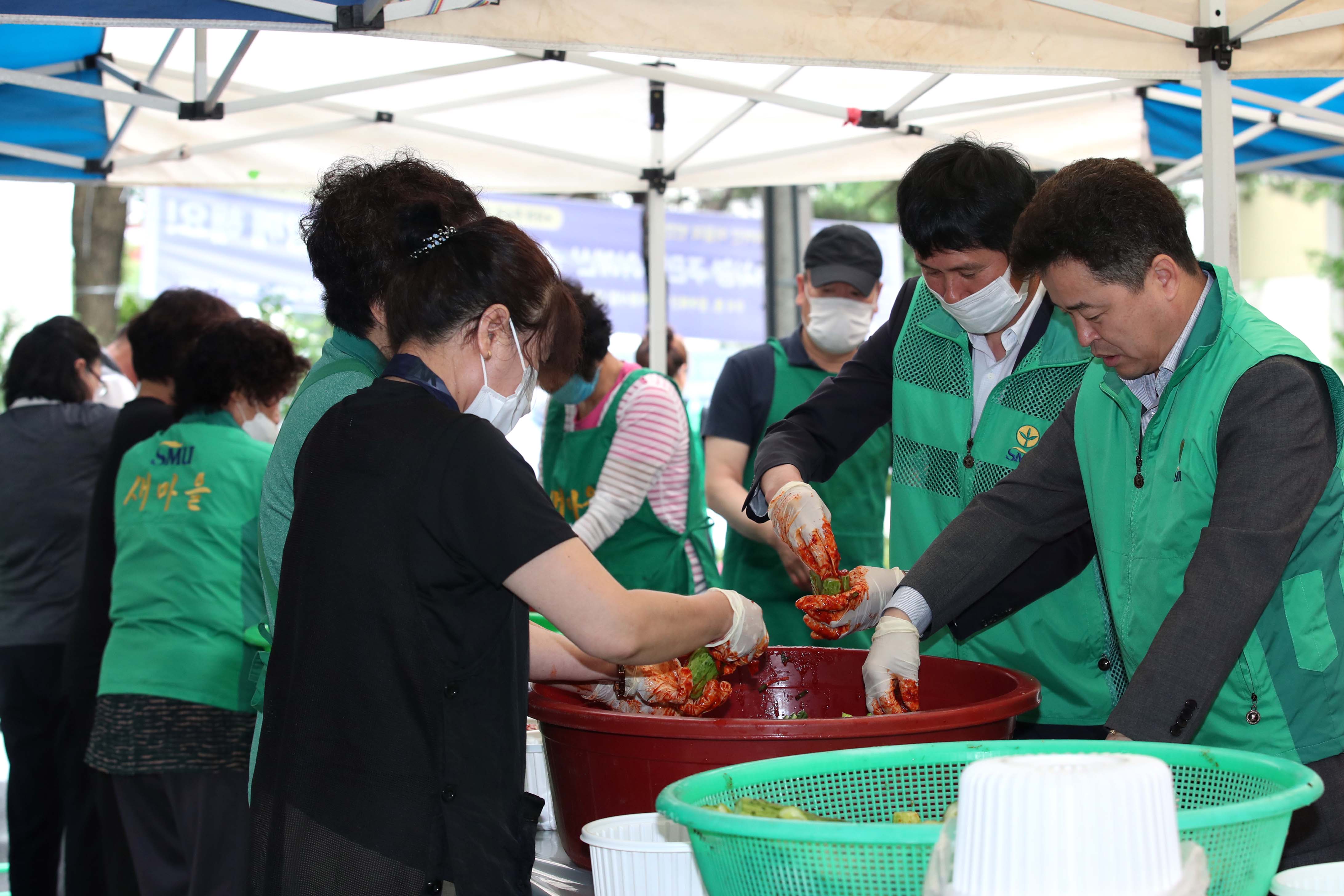 20200625_송현3동_코로나19_극복_오이소박이_나눔5.jpg 이미지