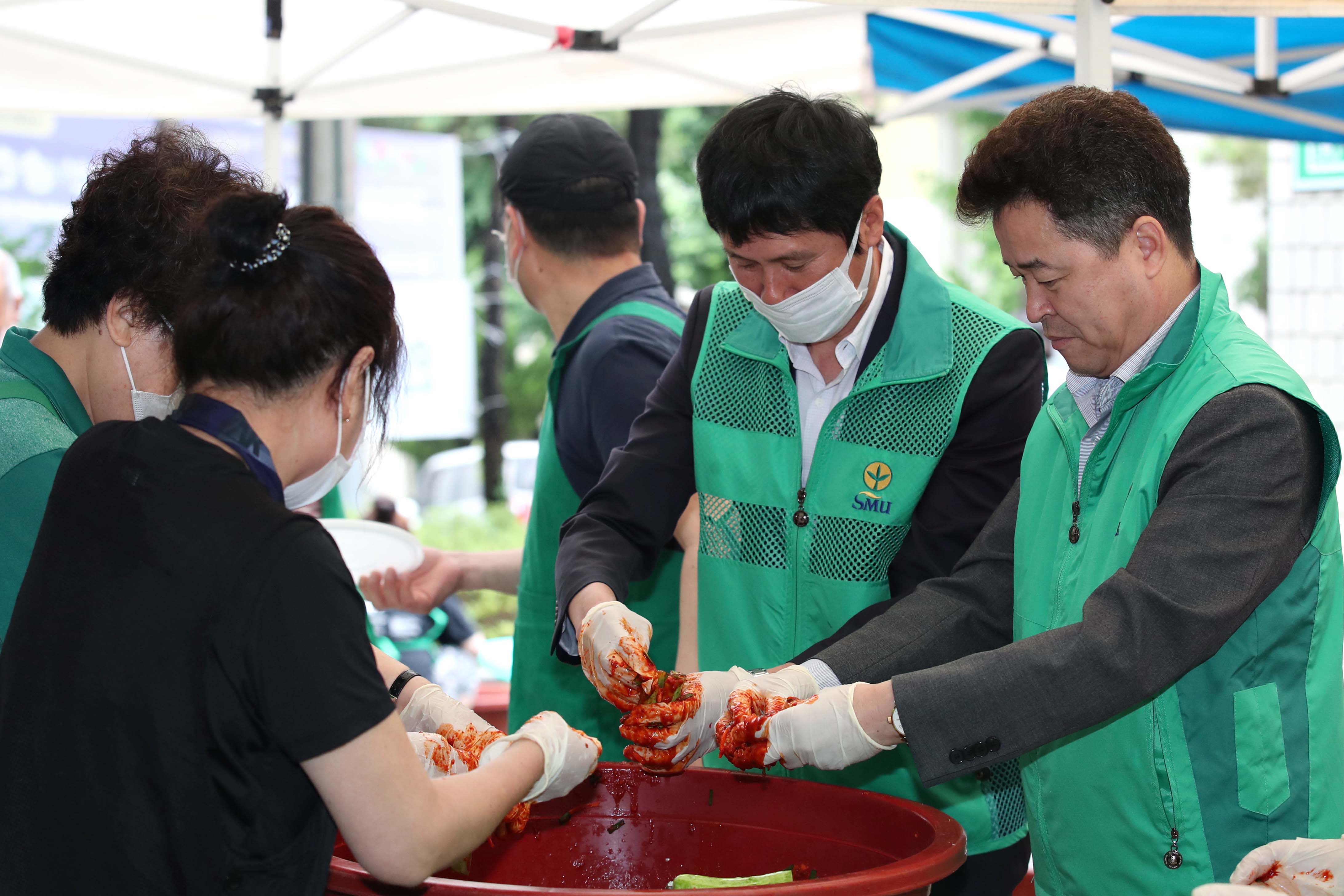 20200625_송현3동_코로나19_극복_오이소박이_나눔6.jpg 이미지