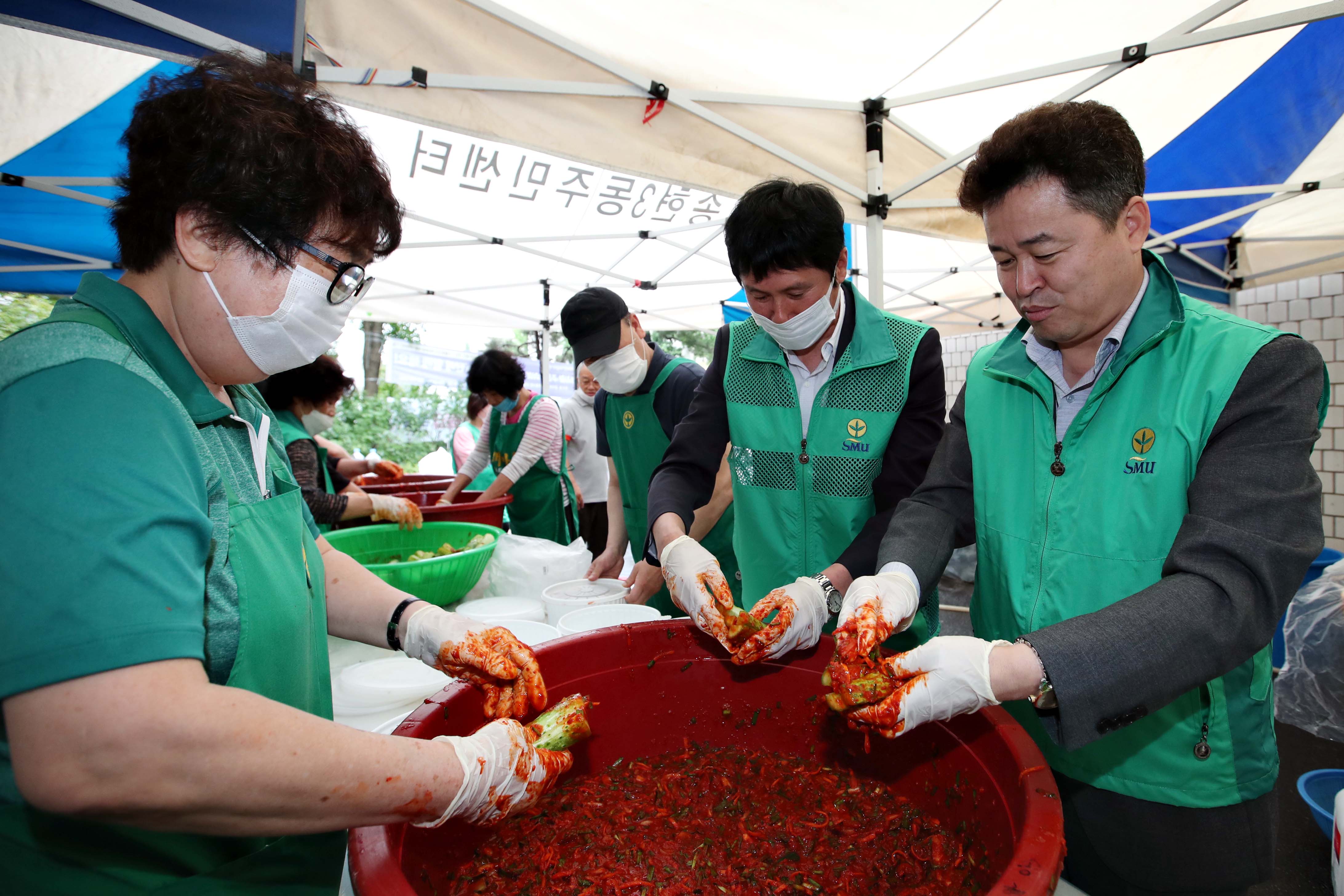 20200625_송현3동_코로나19_극복_오이소박이_나눔7.jpg 이미지