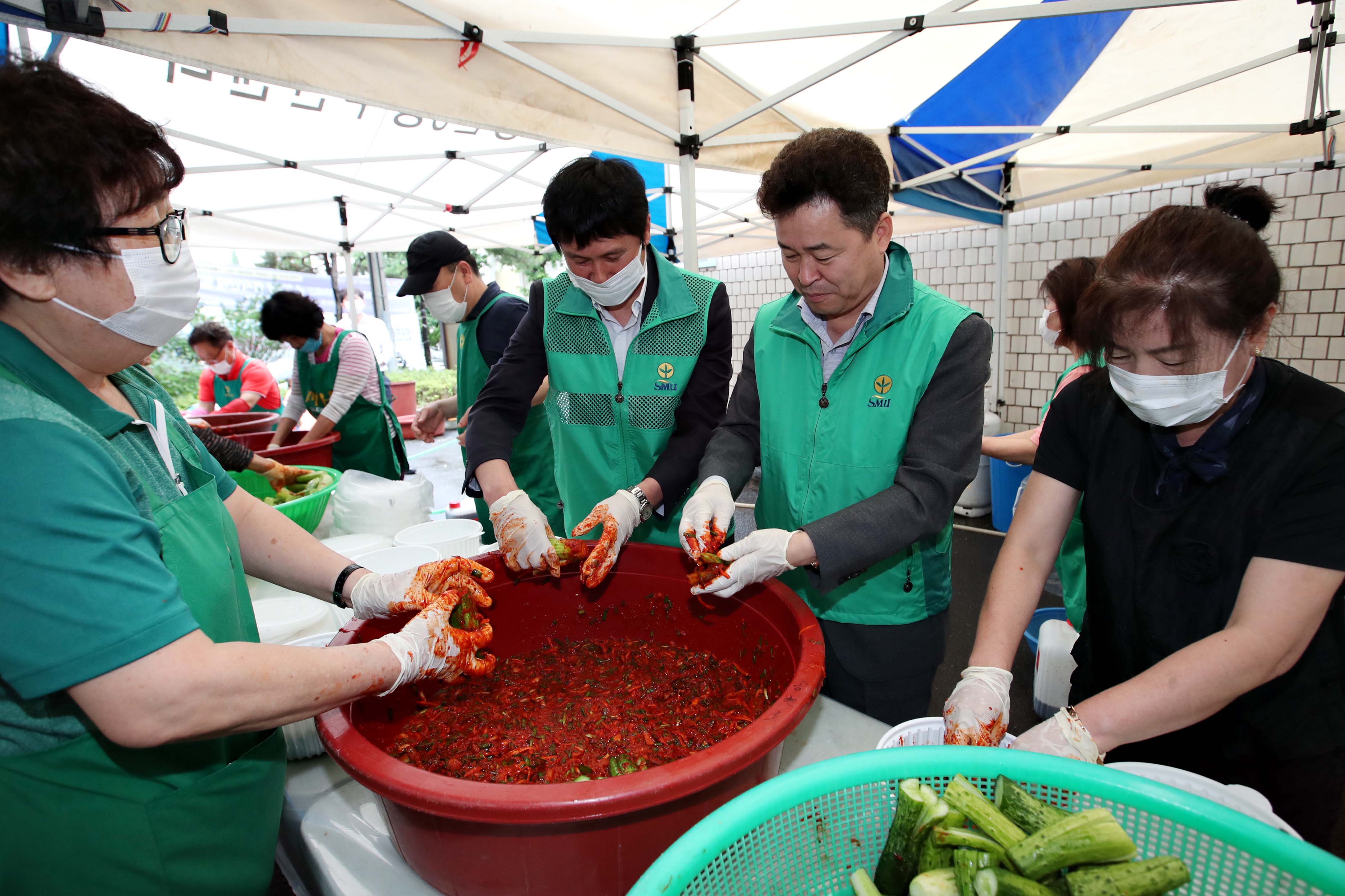 20200625_송현3동_코로나19_극복_오이소박이_나눔9.jpg 이미지