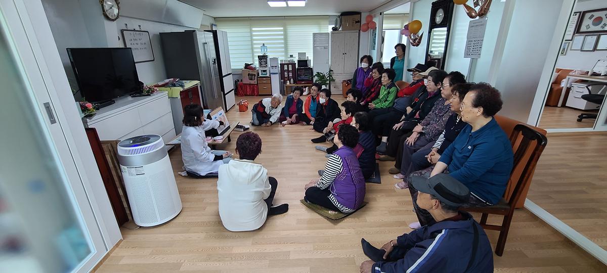 어르신 구강관리 교육 및 신체건강 상담 클리닉 개최 사진