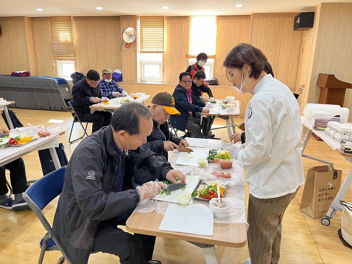 재료손질하는 모습입니다. 사진