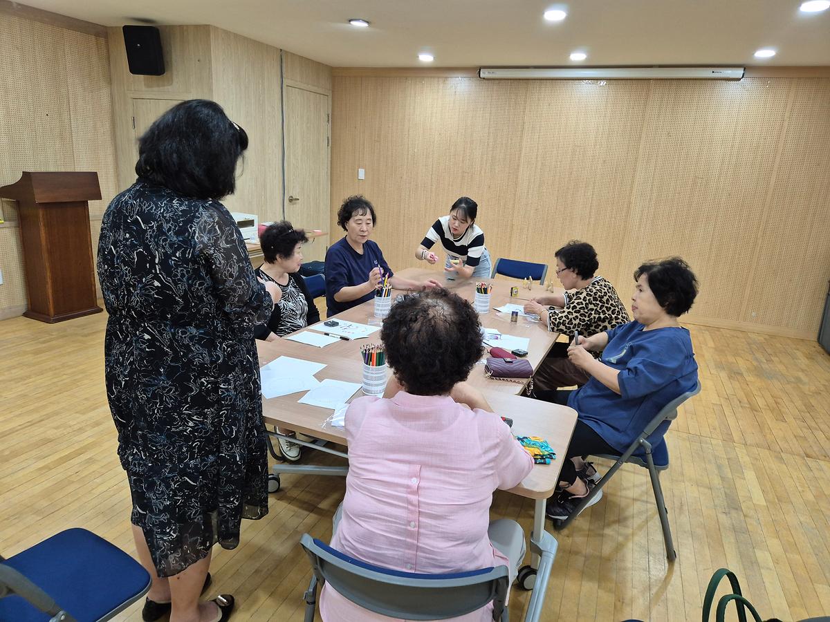 슈링클아트(시계 만들기) 참여하는 모습입니다. 사진