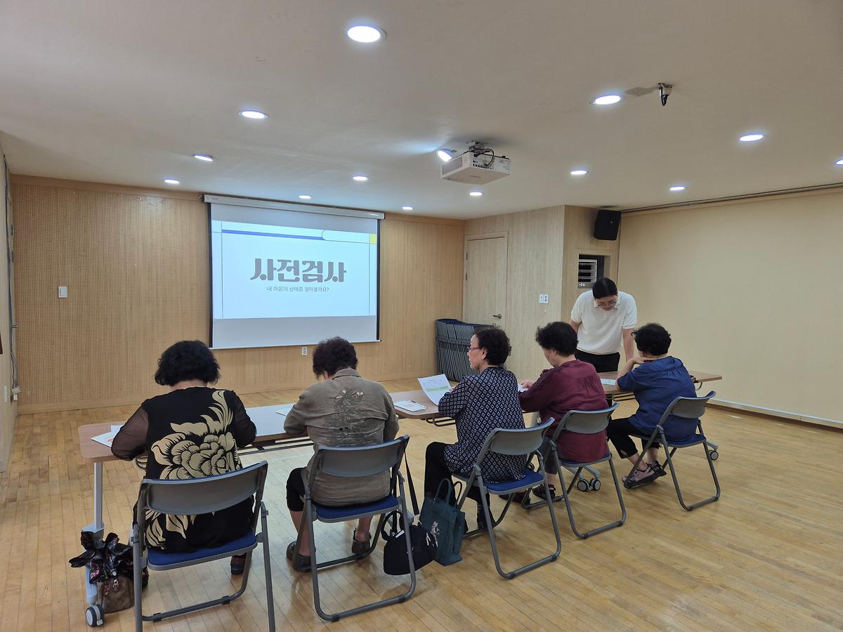 우울도, 스트레스, 자살사고 관련 사전검사하는 모습입니다. 사진
