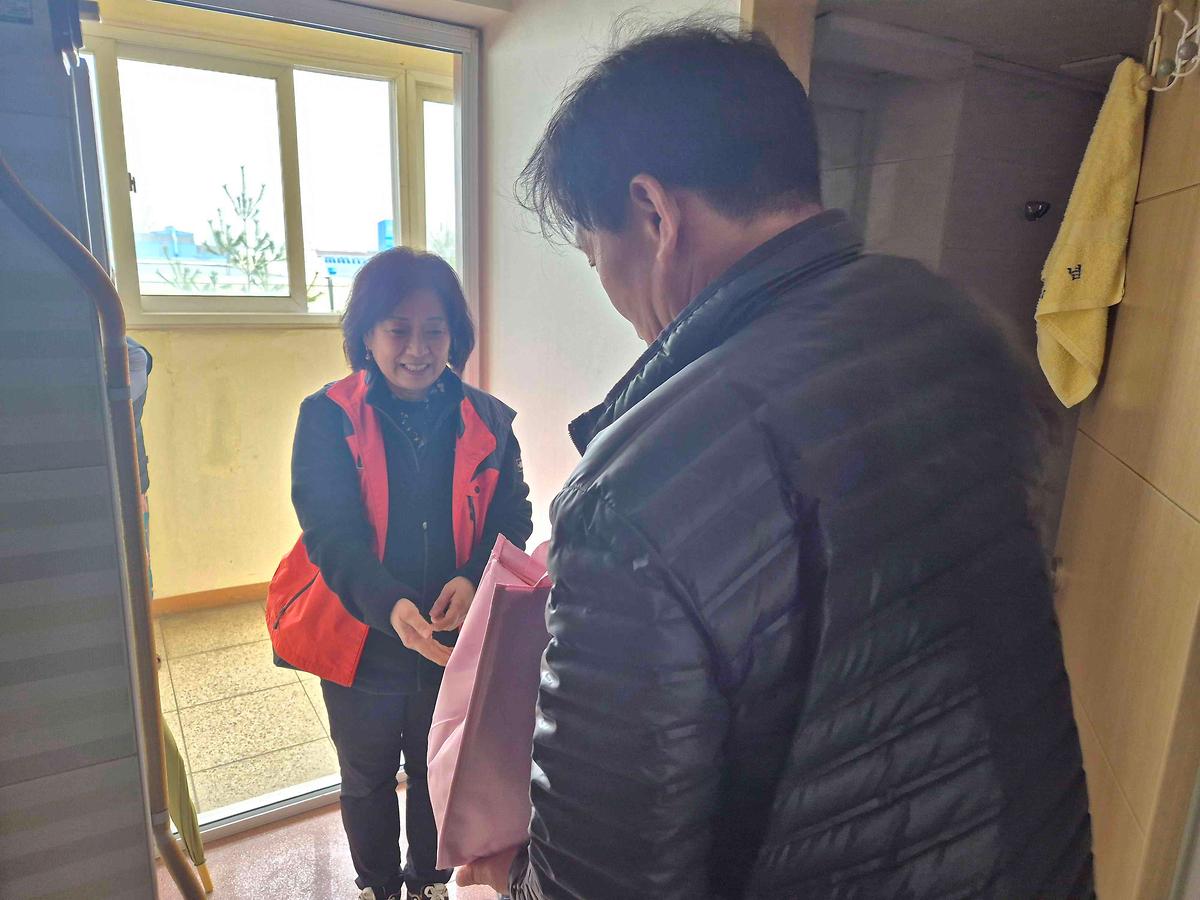 만석동 지역사회보장협의체, 중장년 1인가구 지원 든든보따리 사업 사진