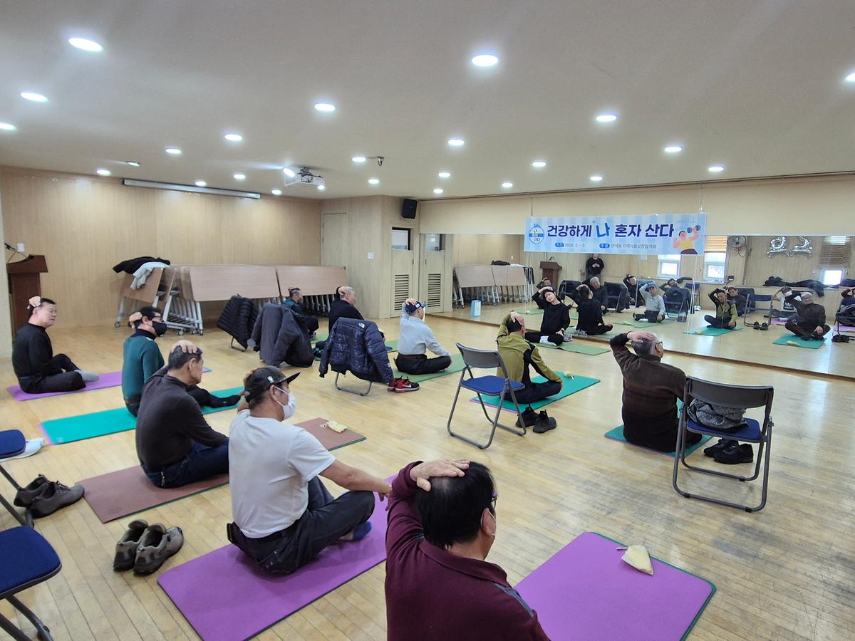 몸풀기로 간단히 스트레칭 하는 모습입니다. 사진