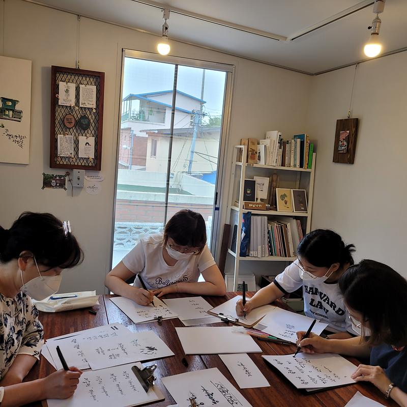 붓펜으로 캘리그라피의 기본을 익혀, 마음에 새기고 싶은 글귀를 한글자 한글자 직접 써보고, 메모클립을 만들어 작품을 완성한다. 사진