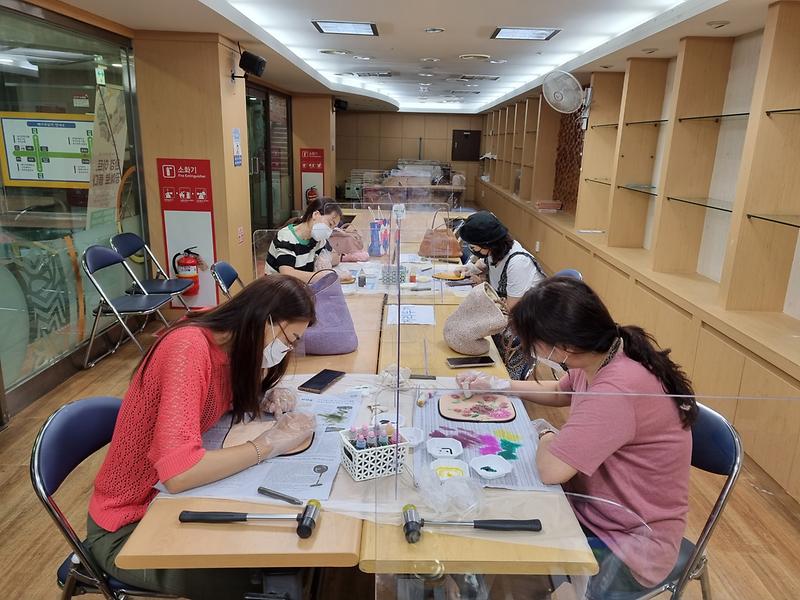 가죽에 직접 무늬를 넣고 개생있게 염색하여 필통을 완성하였습니다. 사진