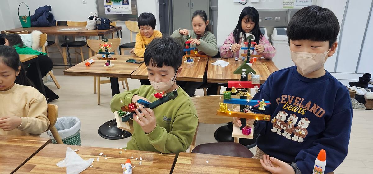 2024년 평생학습관 크리스마스 특강(크리스마스트리 만들기 목공)1 ~ 3학년 사진