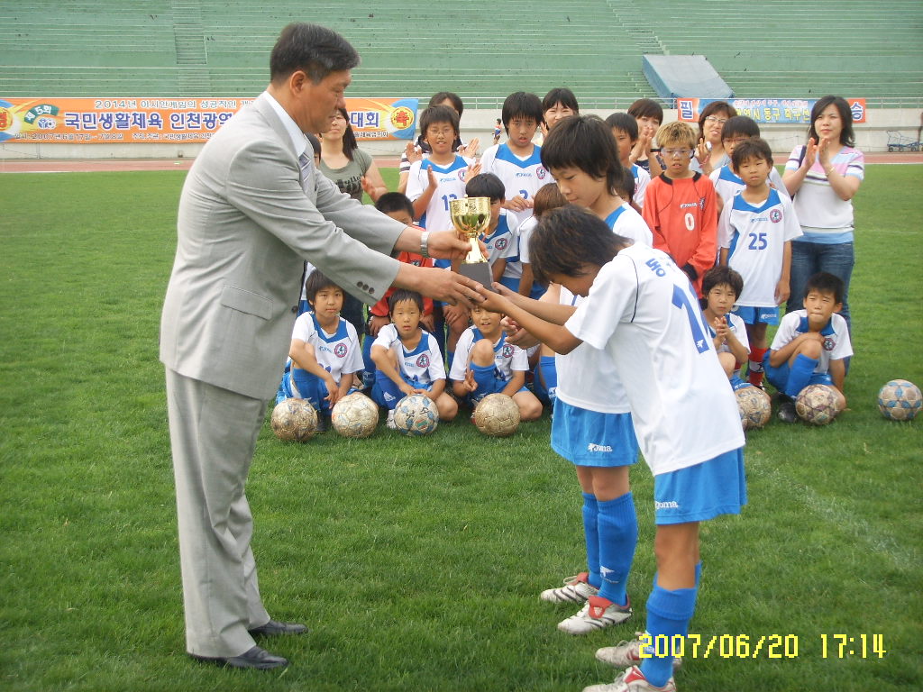 4.조부연인천광역시축구연합회상근부회장입장상수여.JPG 이미지