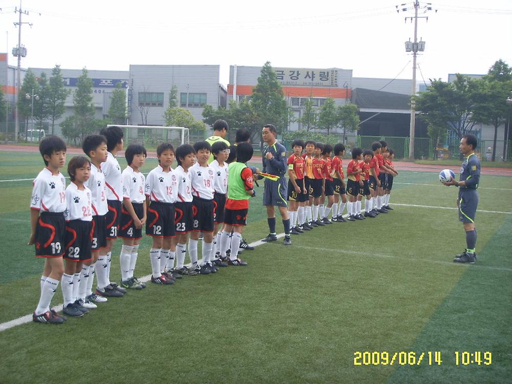 동구청 어린이축구단 저학년생들의 경기 사진