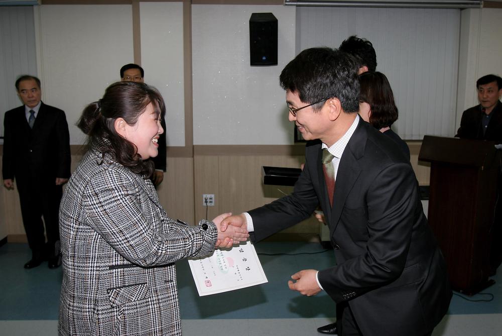 근속승진 및 채용계약직 임용장 수여 사진