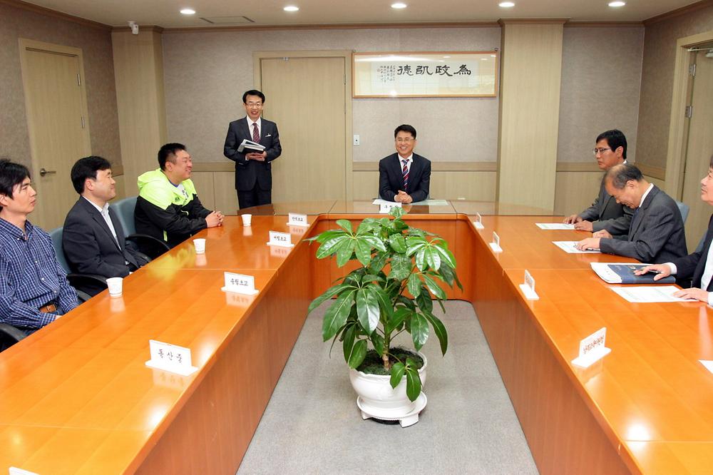 구청 접견실에서 제42회 전국소년체전 참가선수단 격려함 사진