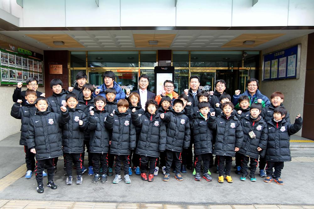 동구청어린이축구단 MBC꿈나무축구 윈터리그 출전 격려 사진